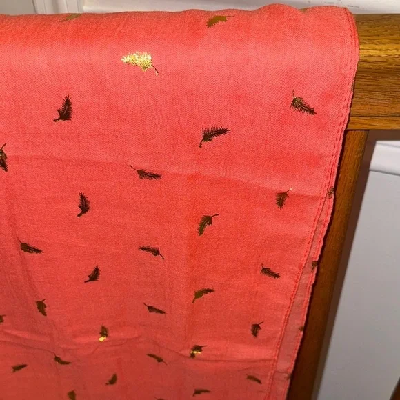 LERDU Coral Scarf with Gold Details - Picture 11 of 14